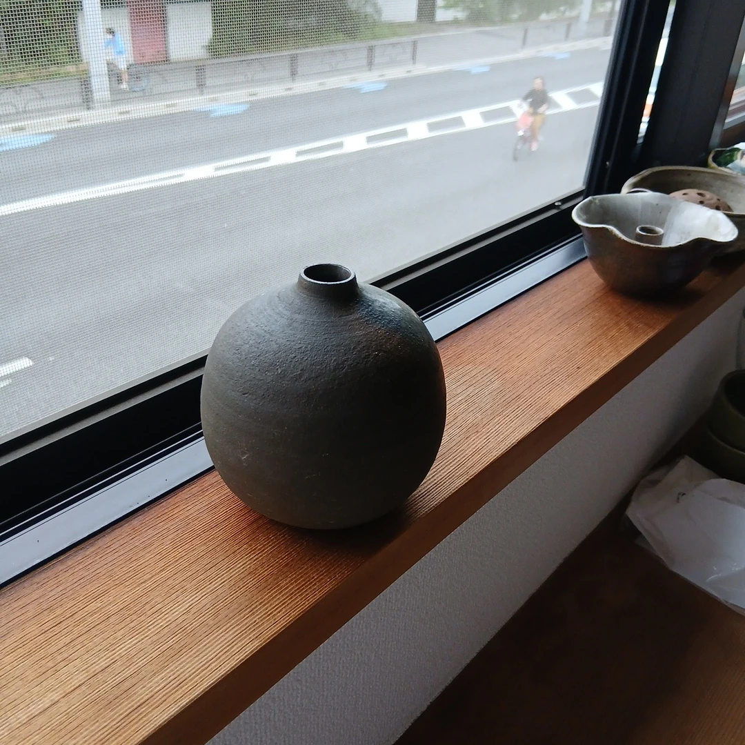 黒釉 丸型 一輪挿し 花瓶 陶器の写真5枚目