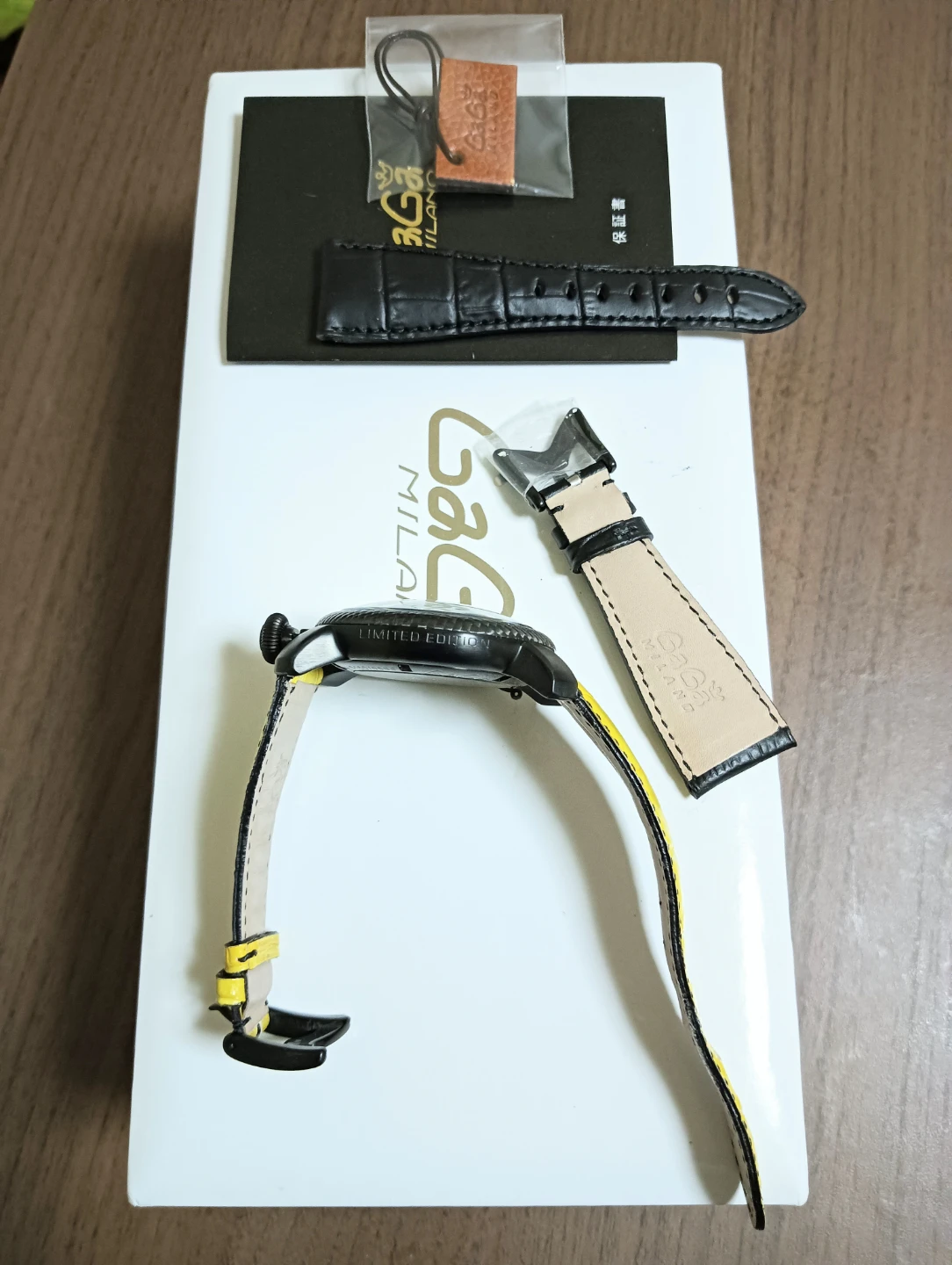 非常に美品。GaGa MILANO 限定500 カーボン マヌアーレ48 手巻き 腕時計の写真9枚目