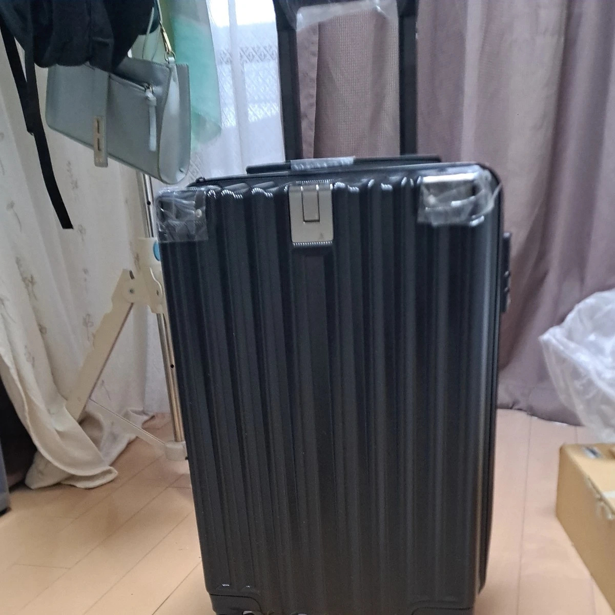 スーツケースキャリケースブラック4輪ハードタイプの写真2枚目
