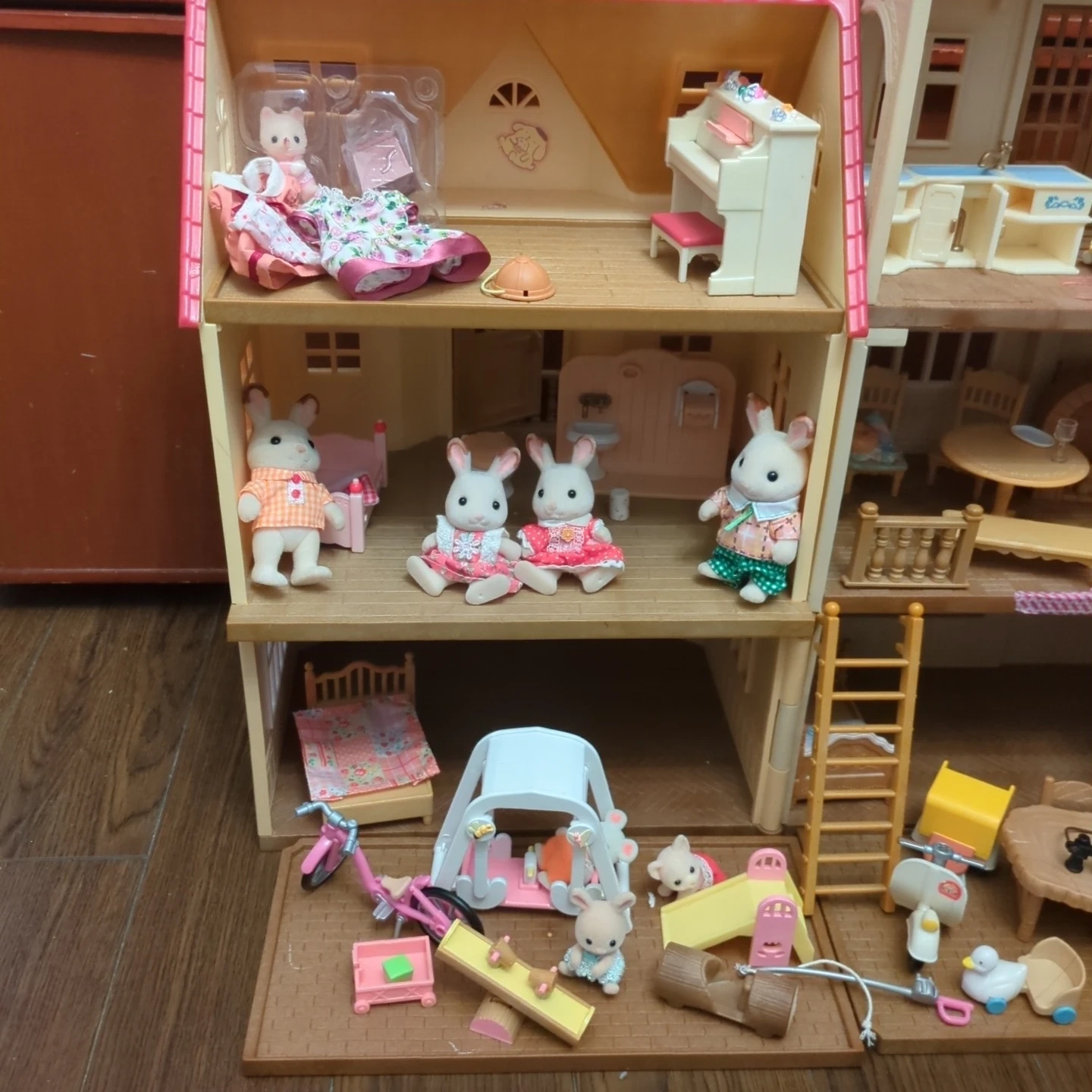 シルバニアファミリー 超豪華 赤い屋根の大きな家 家具・遊具・キャンピングカー・人形セットの写真3枚目