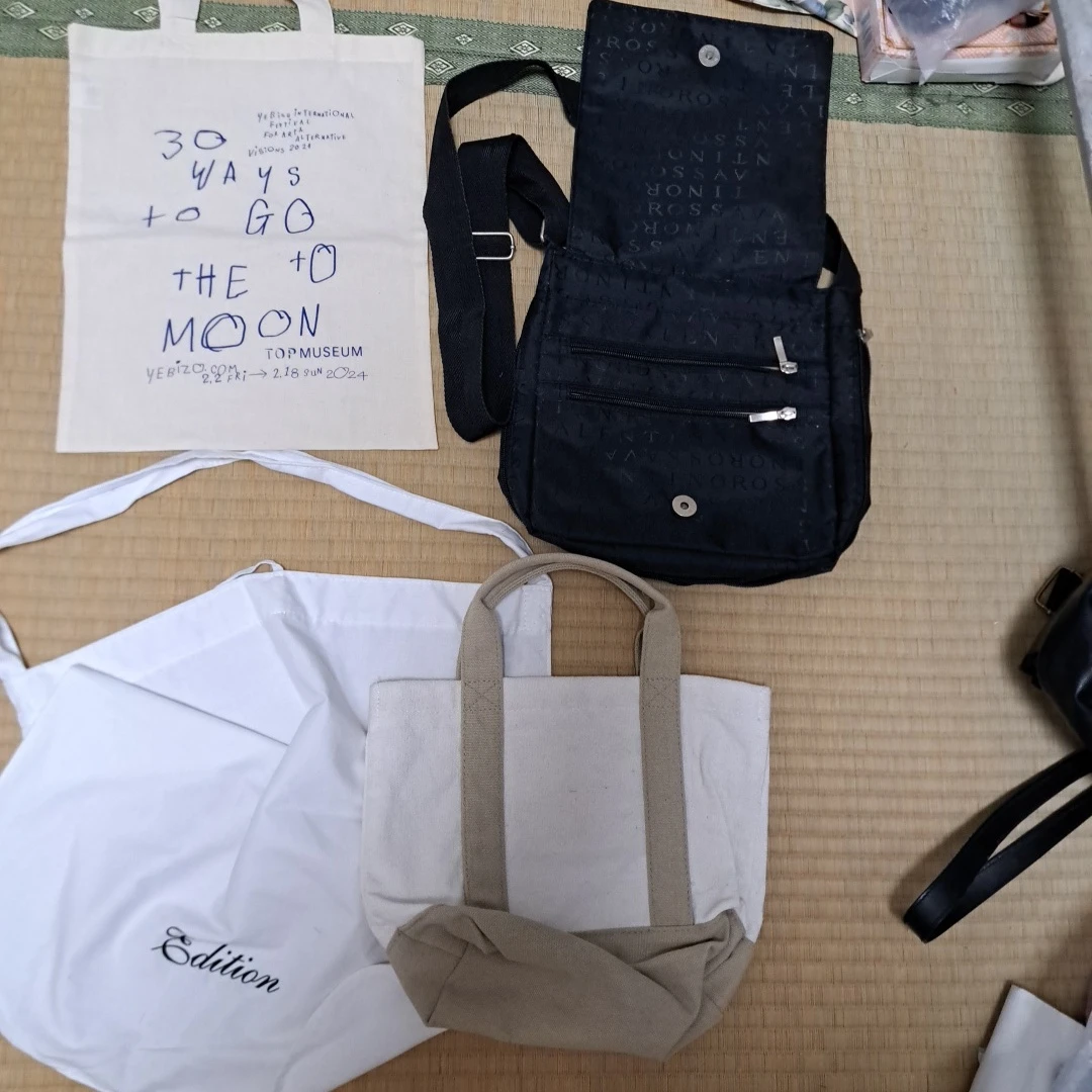 ショルダーバックと布袋、