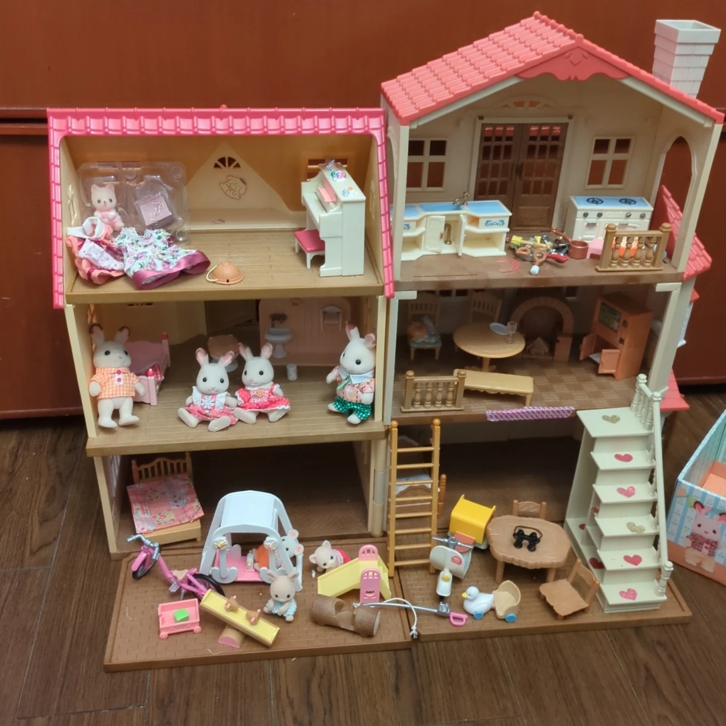 シルバニアファミリー 超豪華 赤い屋根の大きな家 家具・遊具・キャンピングカー・人形セットの写真2枚目