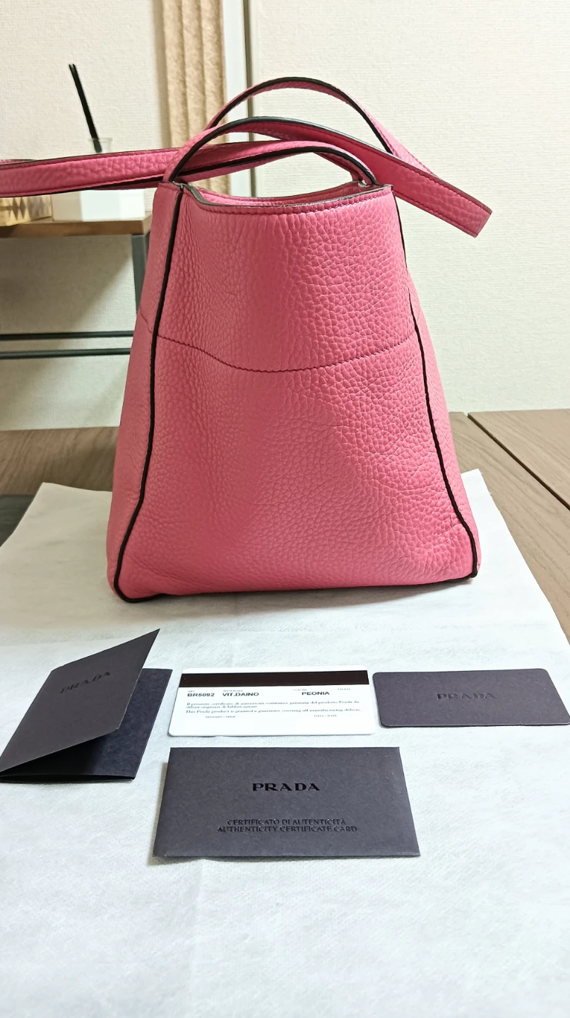 未使用近い美品。PRADA プラダ ヴィッテロ ダイノレザー トートバッグ 三角ロゴの写真4枚目