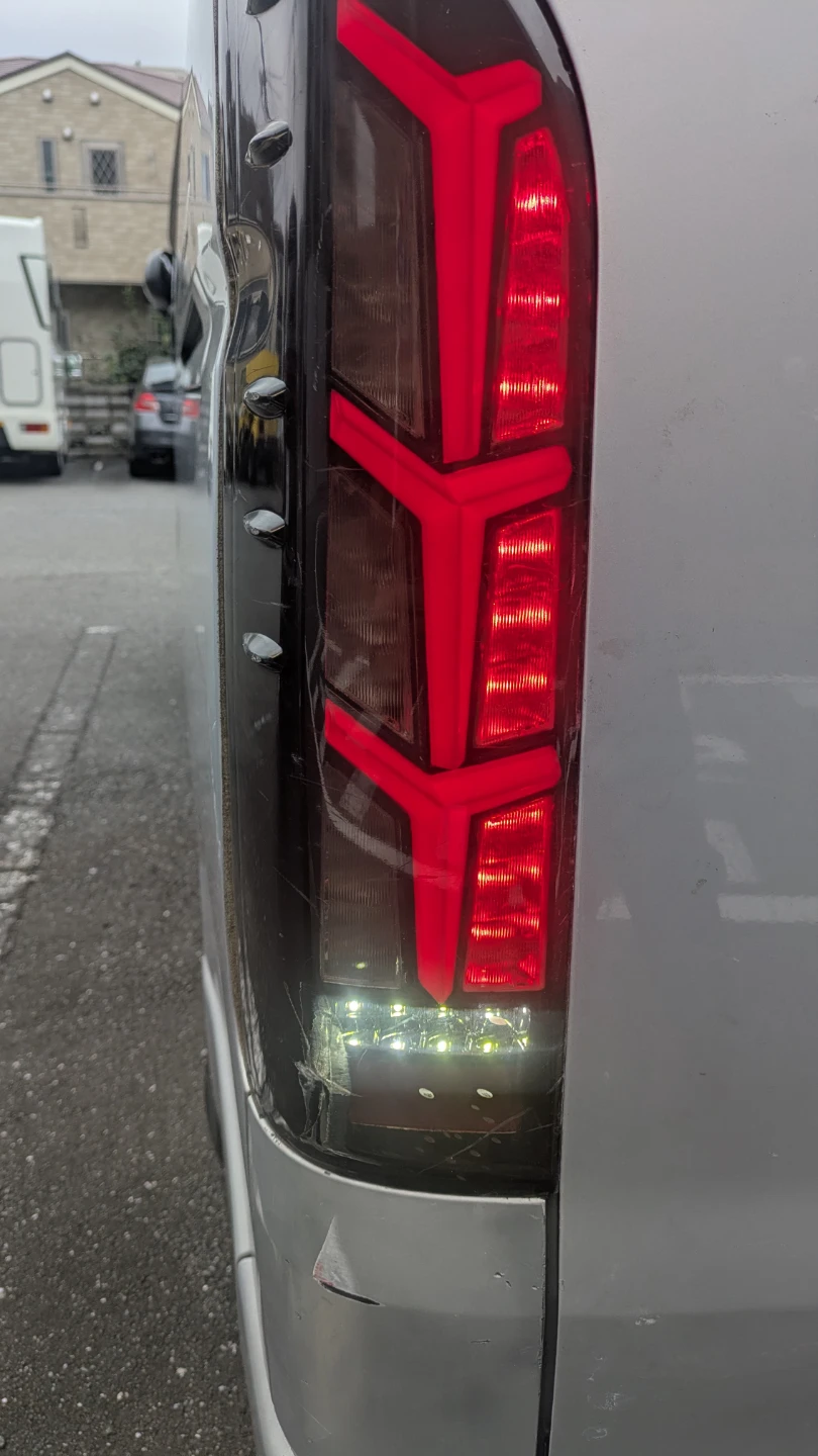 ハイエース LEDテールランプ 左右セットジャンクの写真5枚目