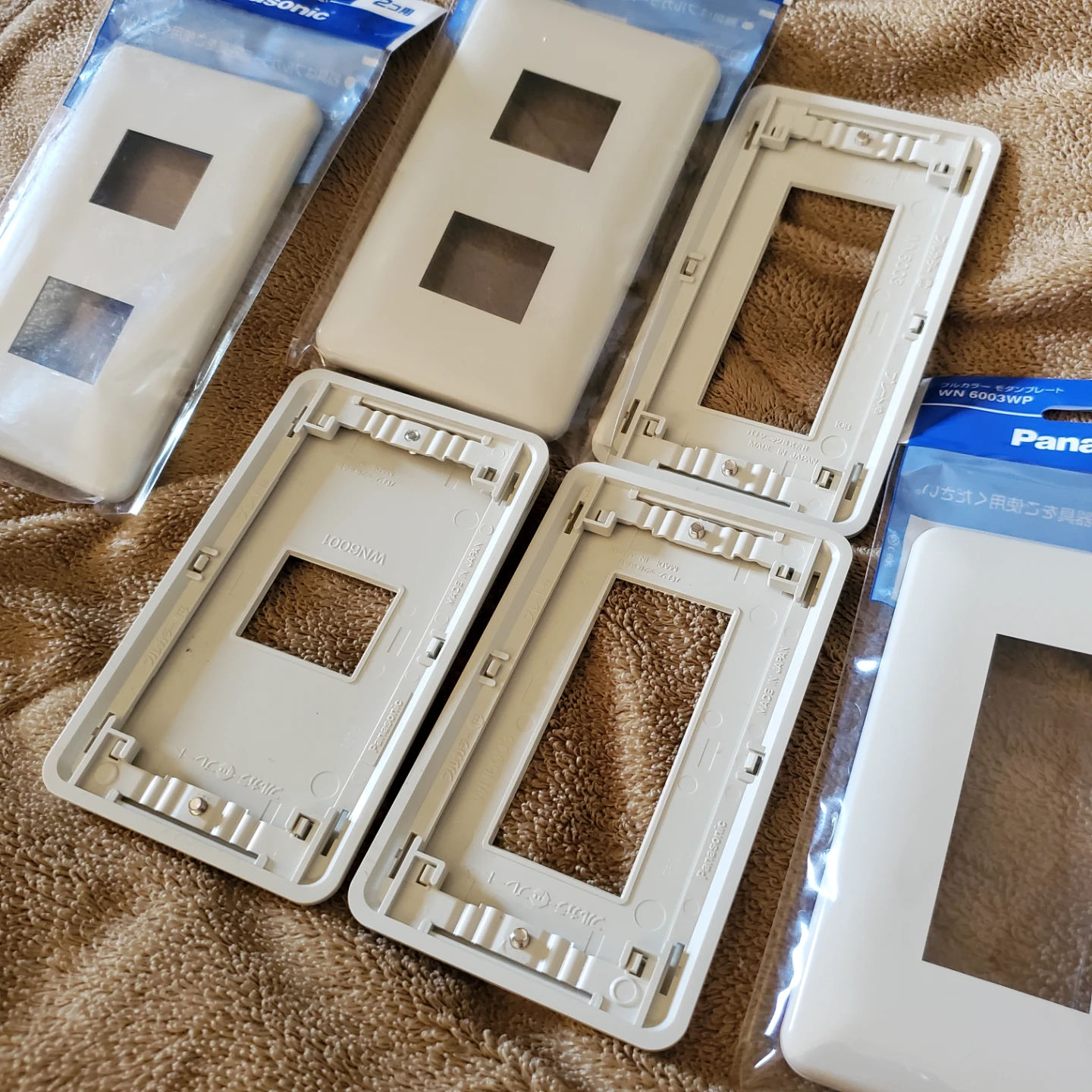 新品 Panasonic コンセントカバー(ネジ土台込み)6枚セットの写真2枚目