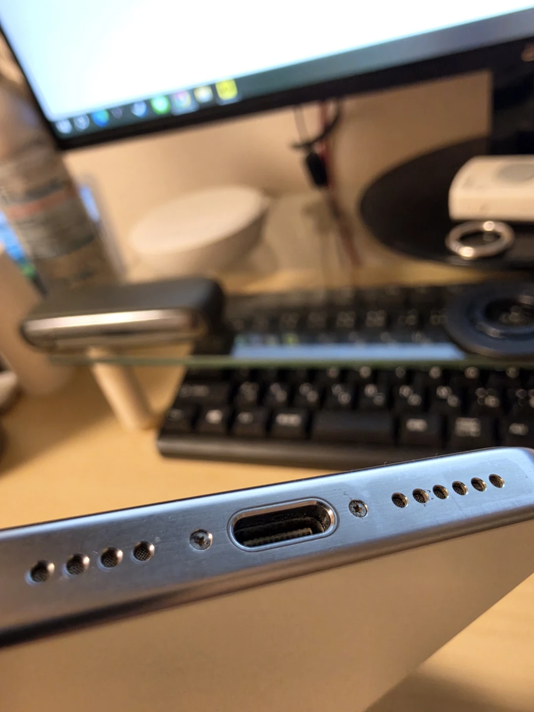 iPhone 15 Pro Max 256g ホワイト[ケース付]の写真4枚目
