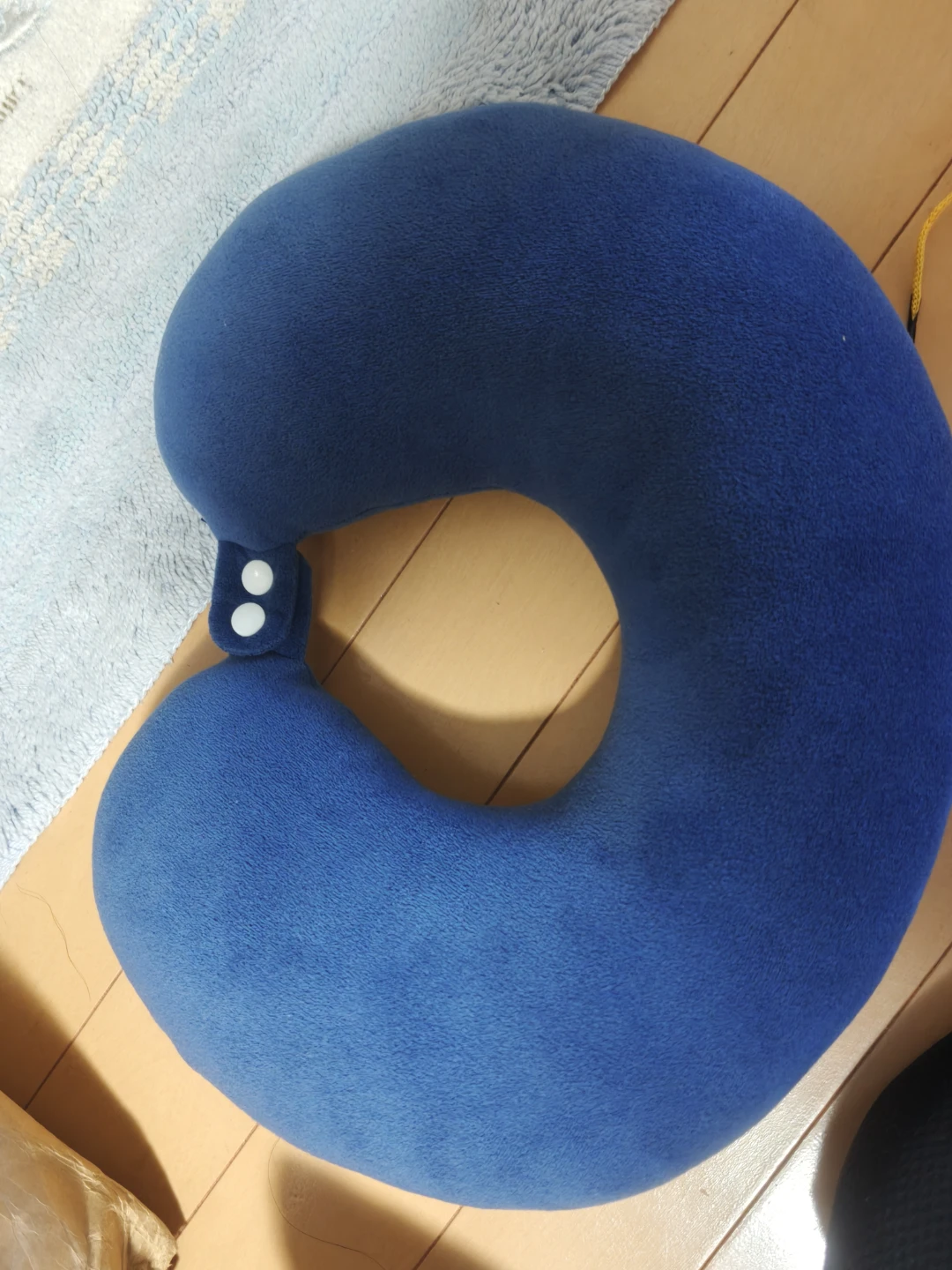 ネックピロー 青色 スナップボタン付き