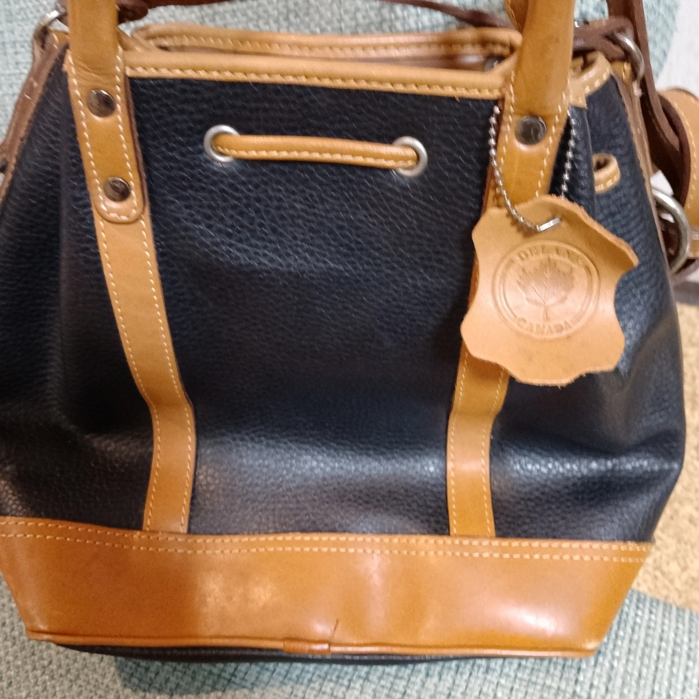 カナダ🇨🇦ビンテージレザーバッグ巾着タイプの写真2枚目