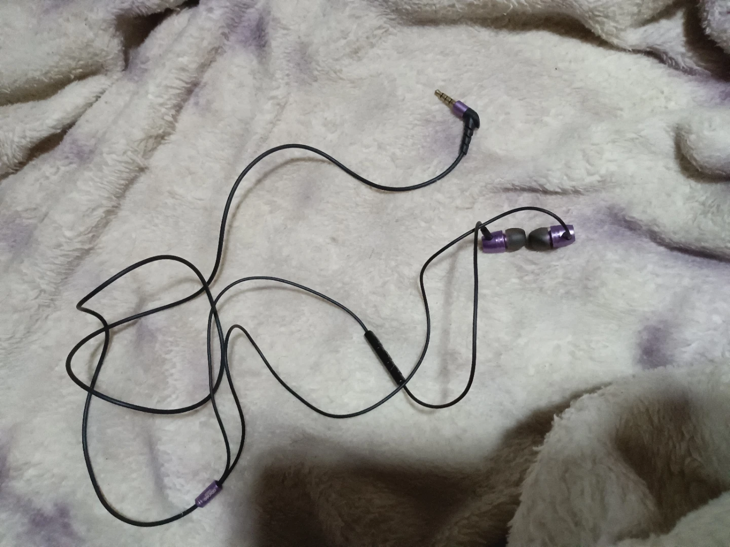 普通のイヤホン音量上げ下げ機能付きとワイヤレスイヤホン 充電ケース付きの写真6枚目