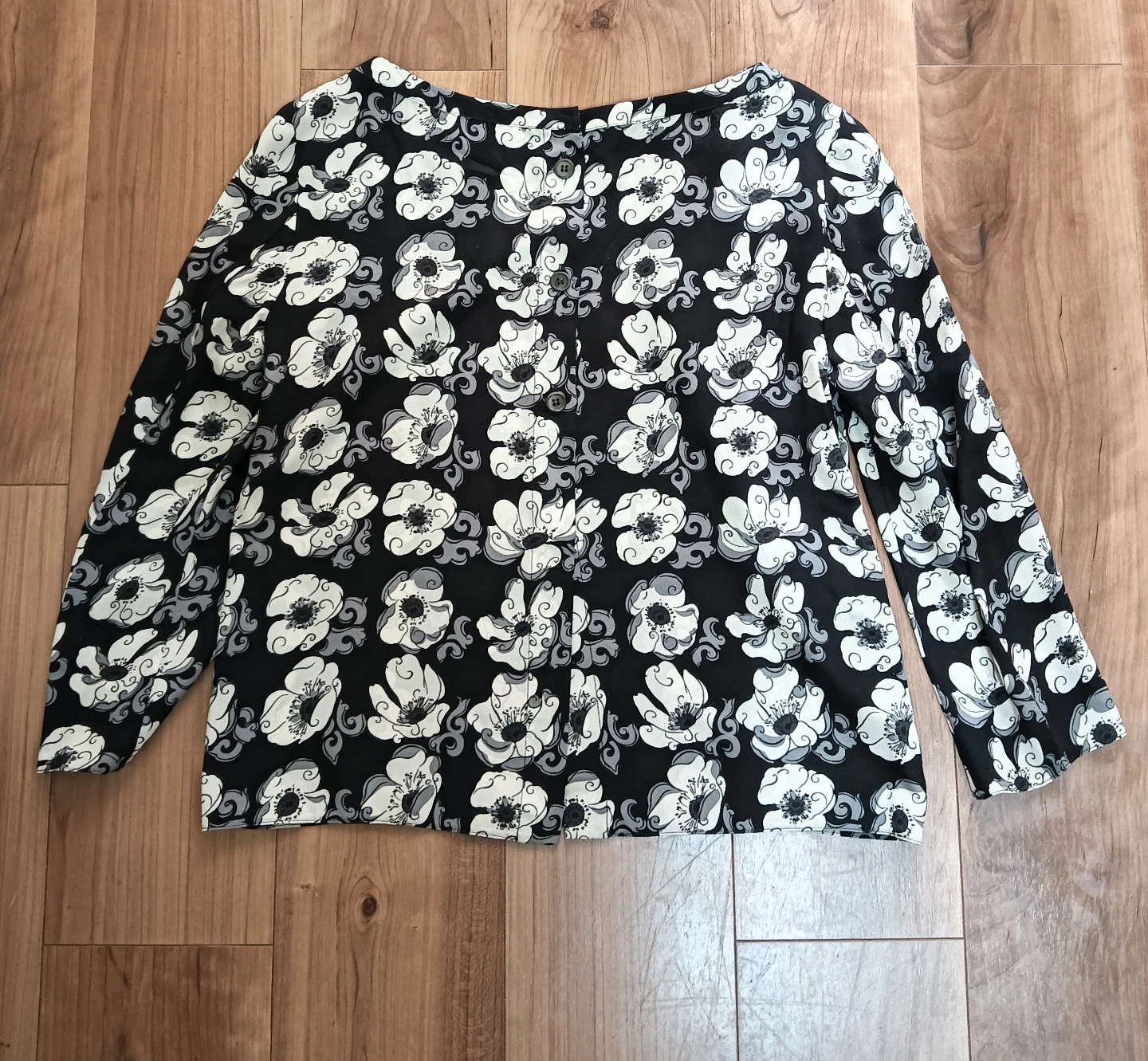 美品。PRADA プラダ シルク素材 花柄 長袖 ブラウスの写真3枚目