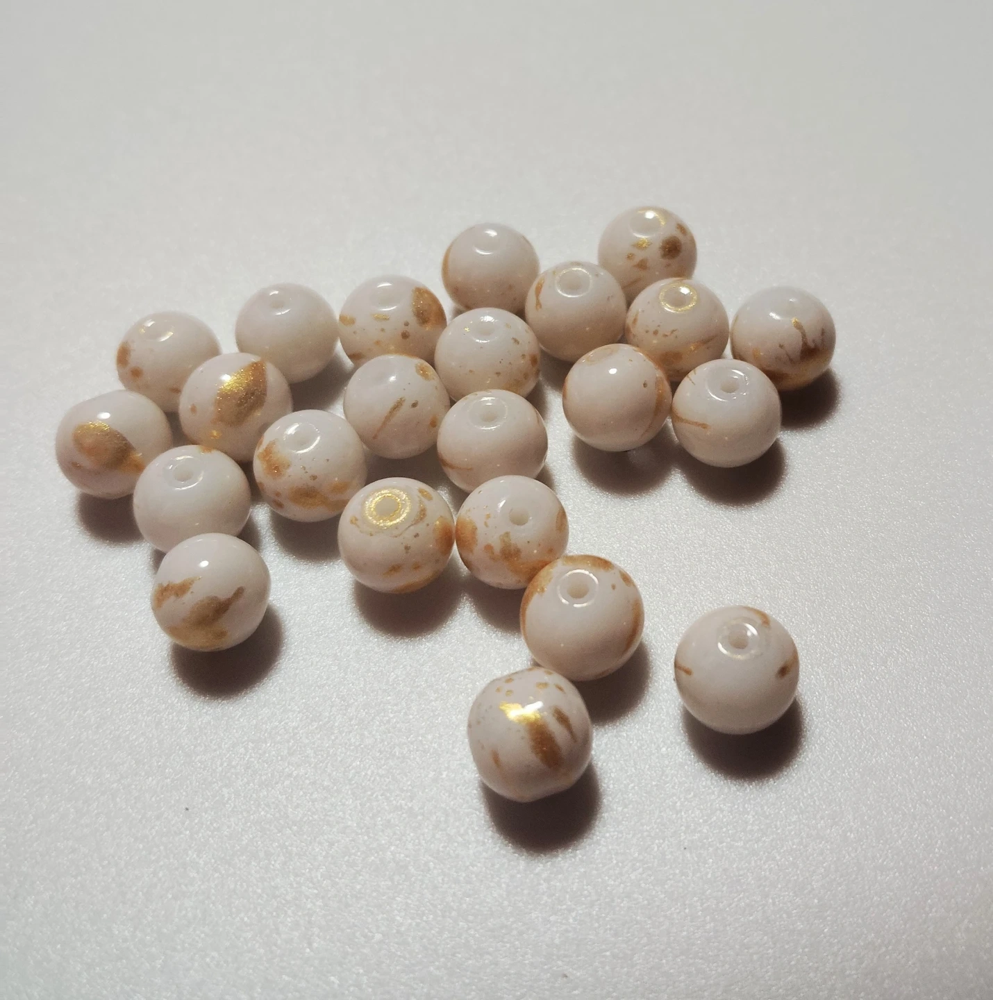 手芸用ビーズ 白に金模様 25個セットの写真5枚目