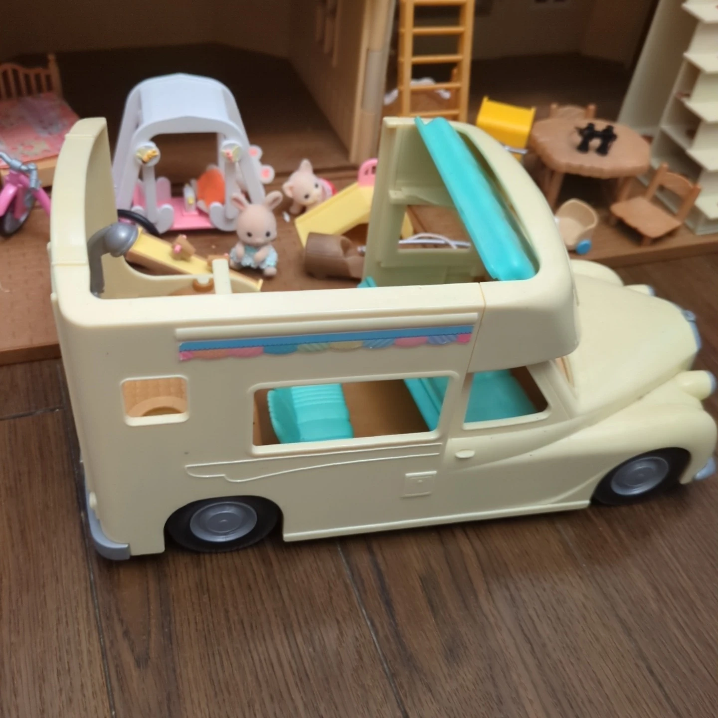 シルバニアファミリー 超豪華　赤い屋根の大きな家　家具・遊具・キャンピングカー・人形セットの写真5枚目