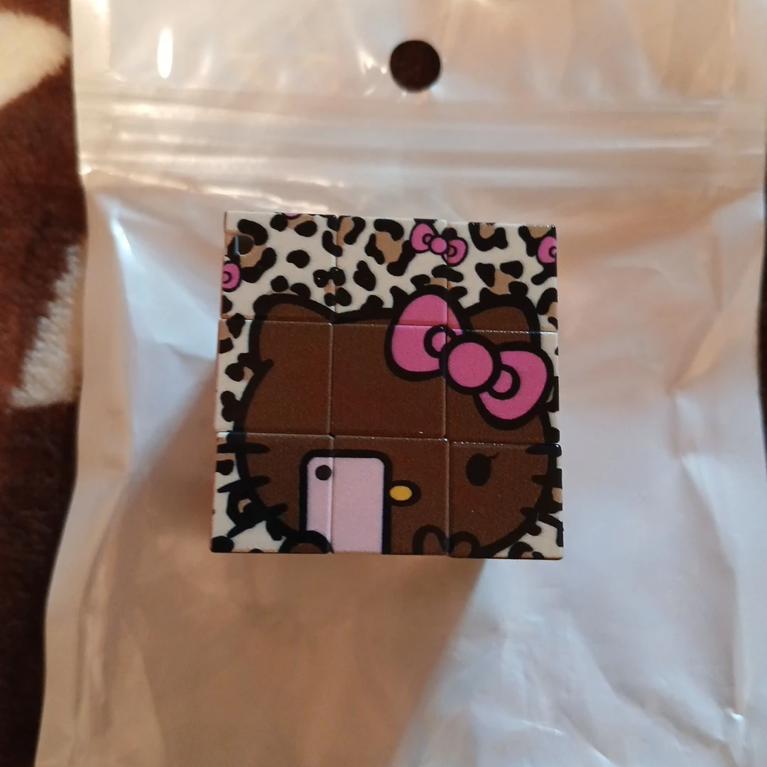 💗日焼けするキティ ルービックキューブ ヒョウ柄