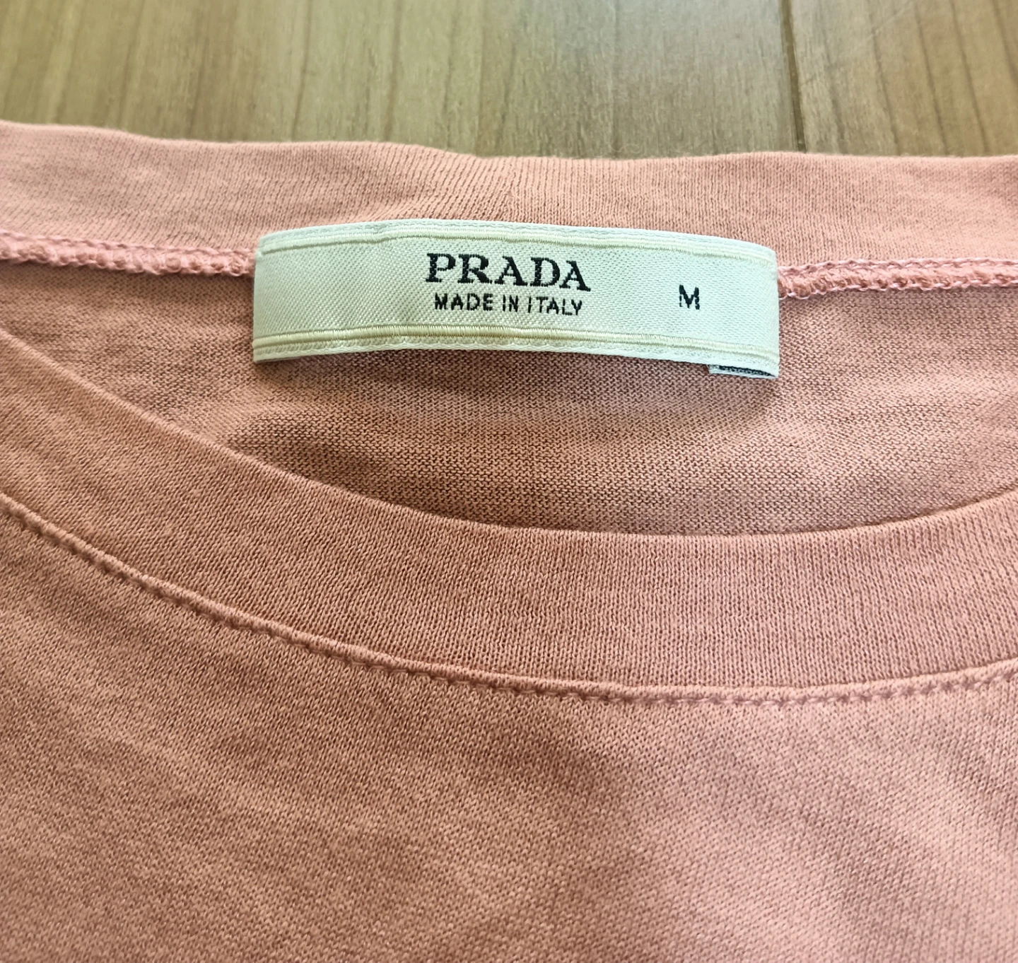 非常に美品。PRADA プラダ コットン&シルク素材 長袖 Tシャツの写真5枚目