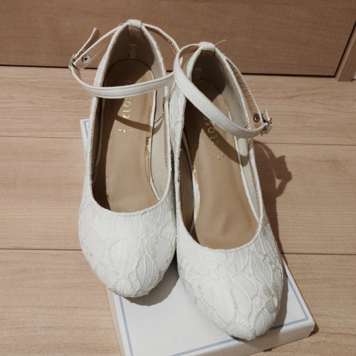 白　ヒール　レース　パンプス　の写真2枚目