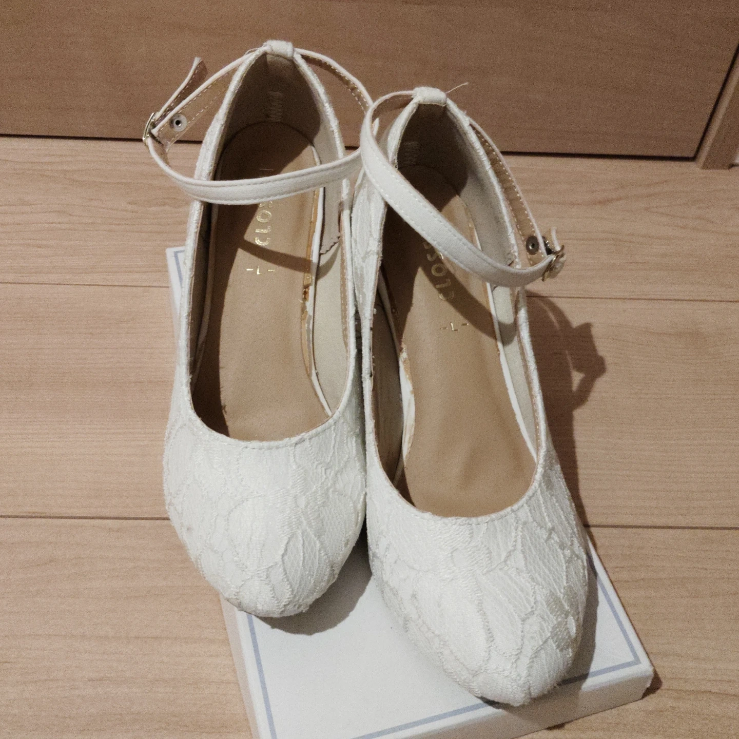 白 ヒール レース パンプス の写真2枚目
