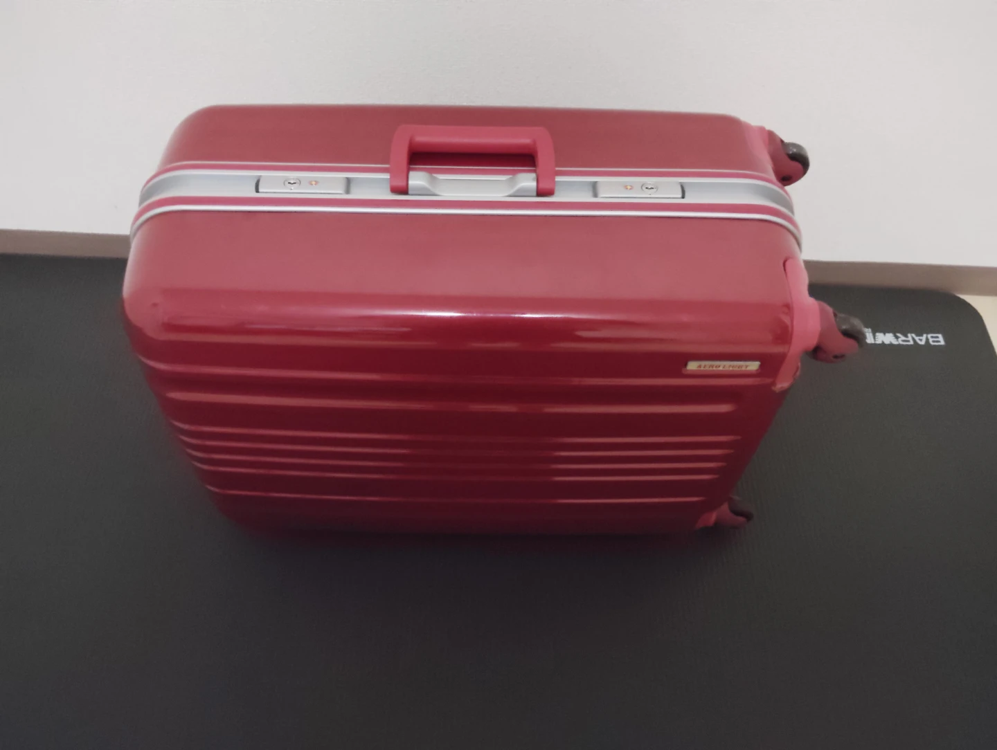 エアロライト スーツケース レッド キャリーバッグ  40 × 60 × 27の写真2枚目