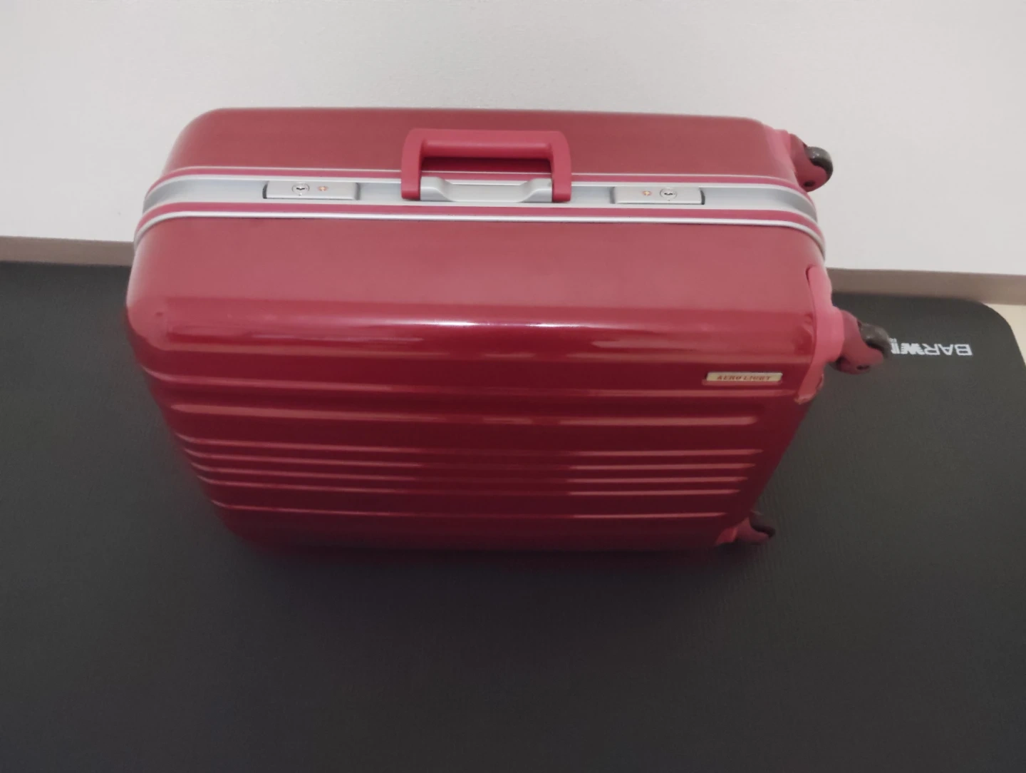 エアロライト スーツケース レッド キャリーバッグ 40 × 60 × 27の写真2枚目