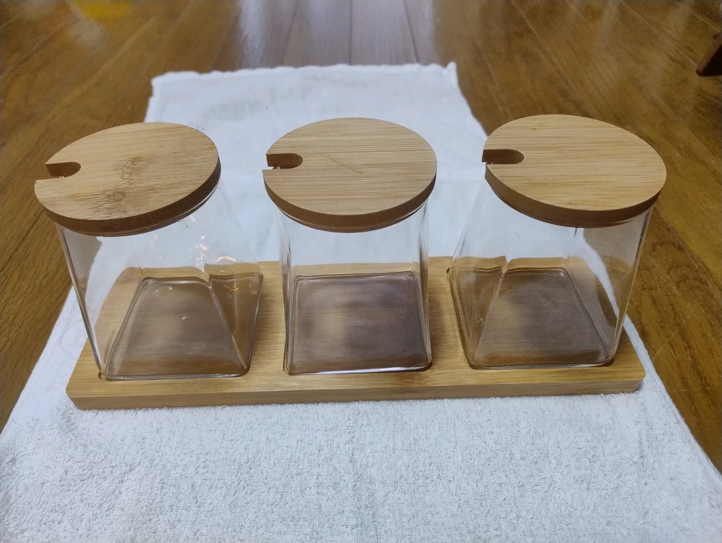 ガラス製調味料入れ 3個セット 木製トレイ付きの写真2枚目