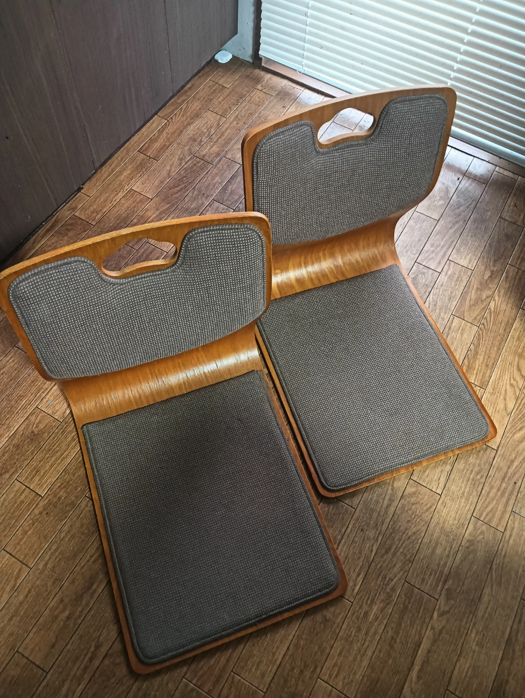木製座椅子 2脚セット 取っ手付き