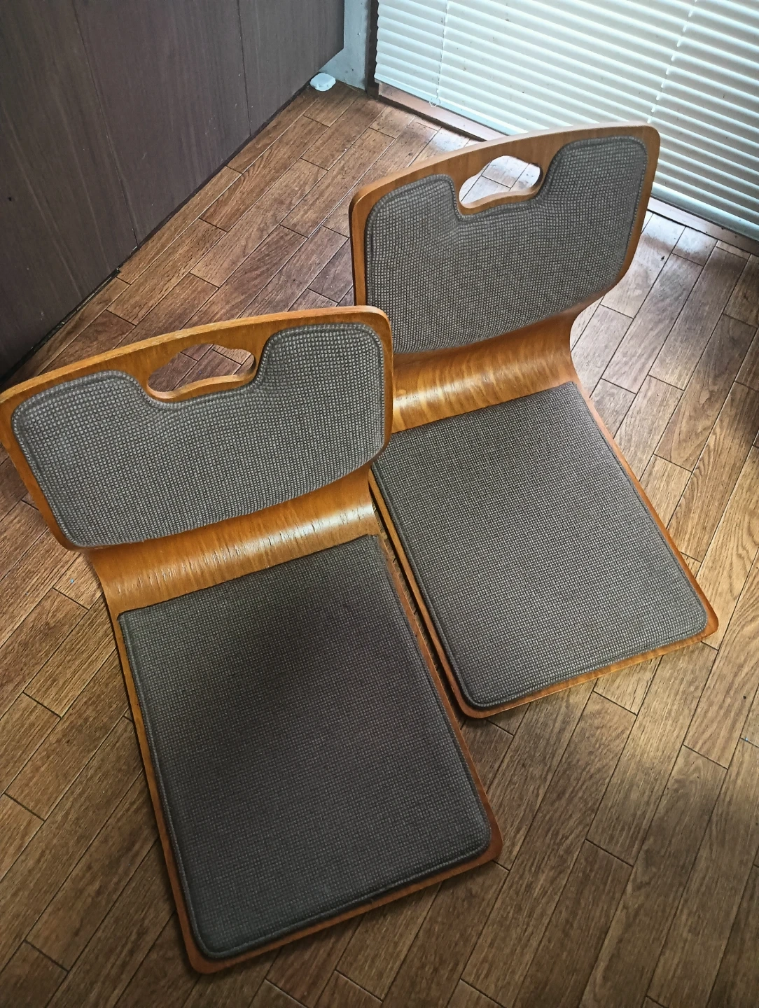 木製座椅子 2脚セット 取っ手付き