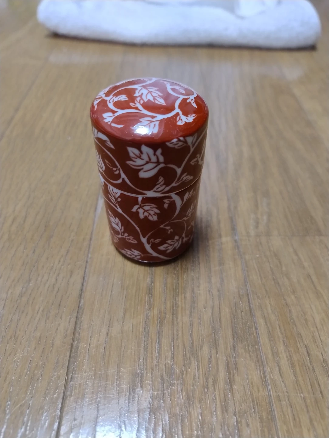 赤絵 唐草文様 蓋付き小壺の写真3枚目
