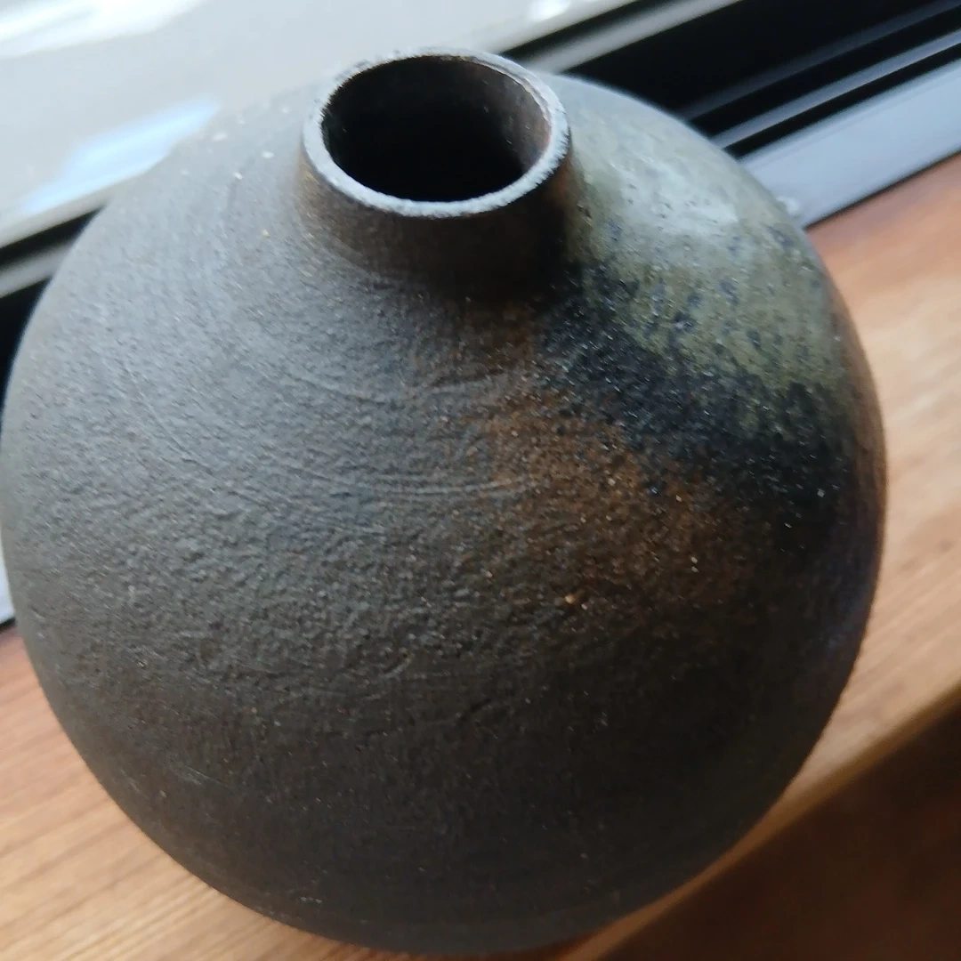 黒釉 丸型 一輪挿し 花瓶 陶器の写真3枚目