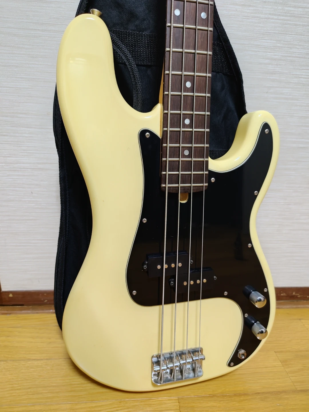 Bacchus Universe Series Bass (ソフトケース付)の写真2枚目
