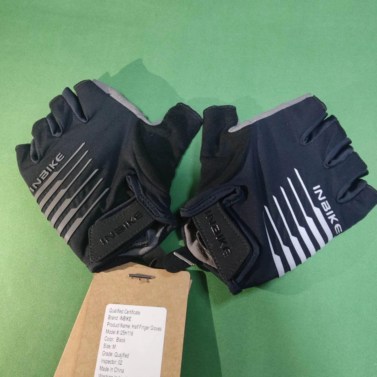 【新品】Inbike サイクルグローブ Mサイズ　厚手パッド付き　ハーフフィンガー　指抜き手袋の写真3枚目