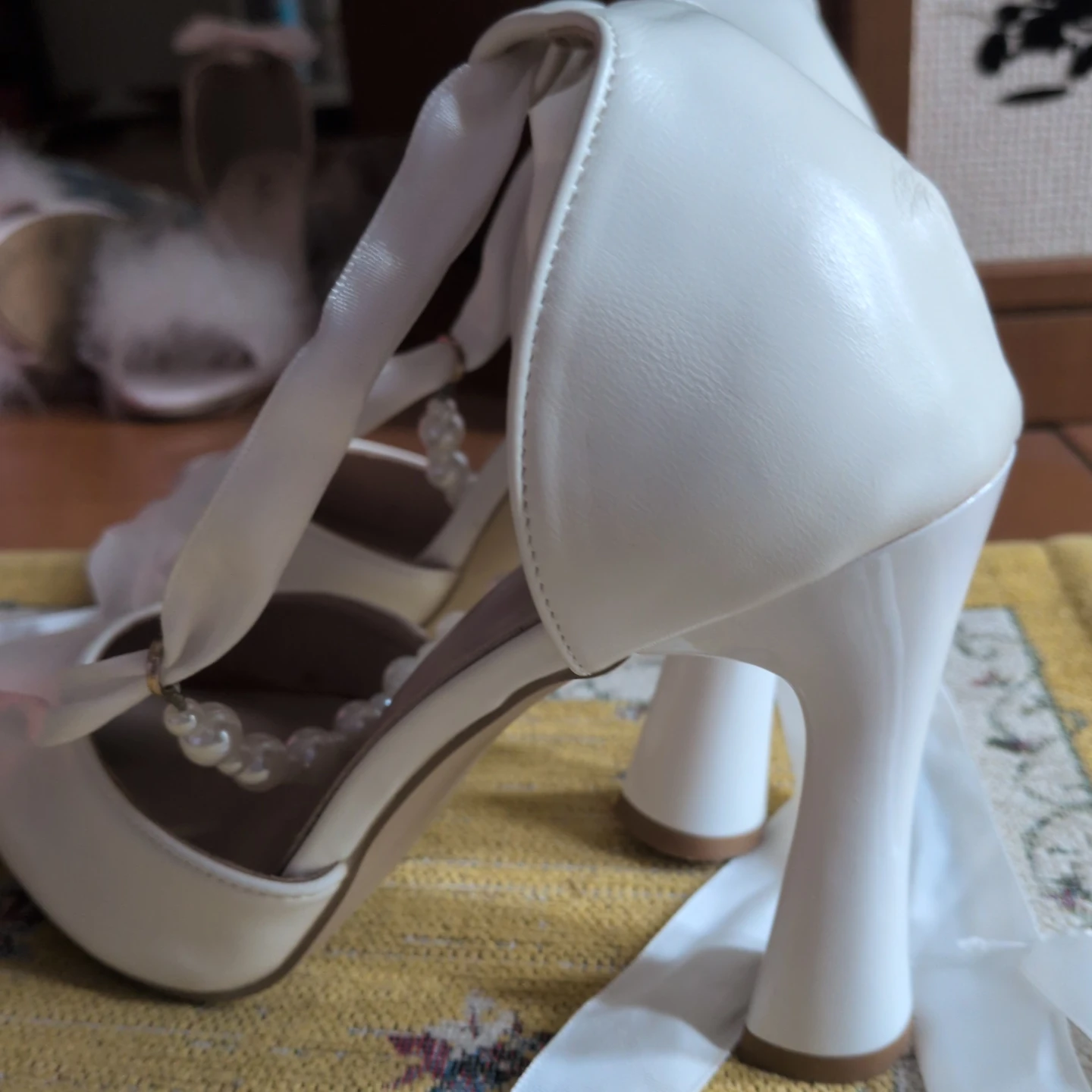 パール付きレースアップパンプス ホワイトの写真2枚目