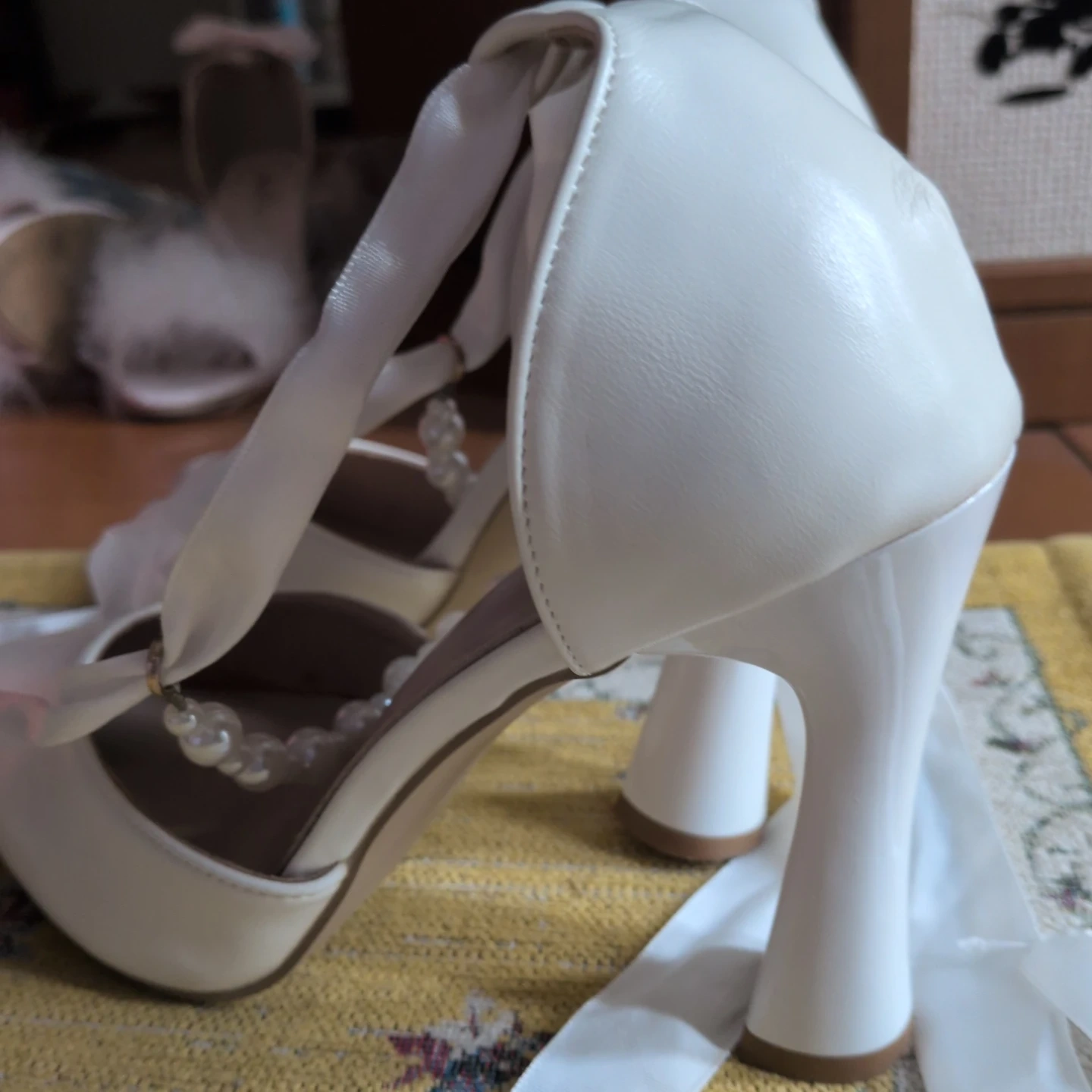 パール付きレースアップパンプス ホワイトの写真2枚目