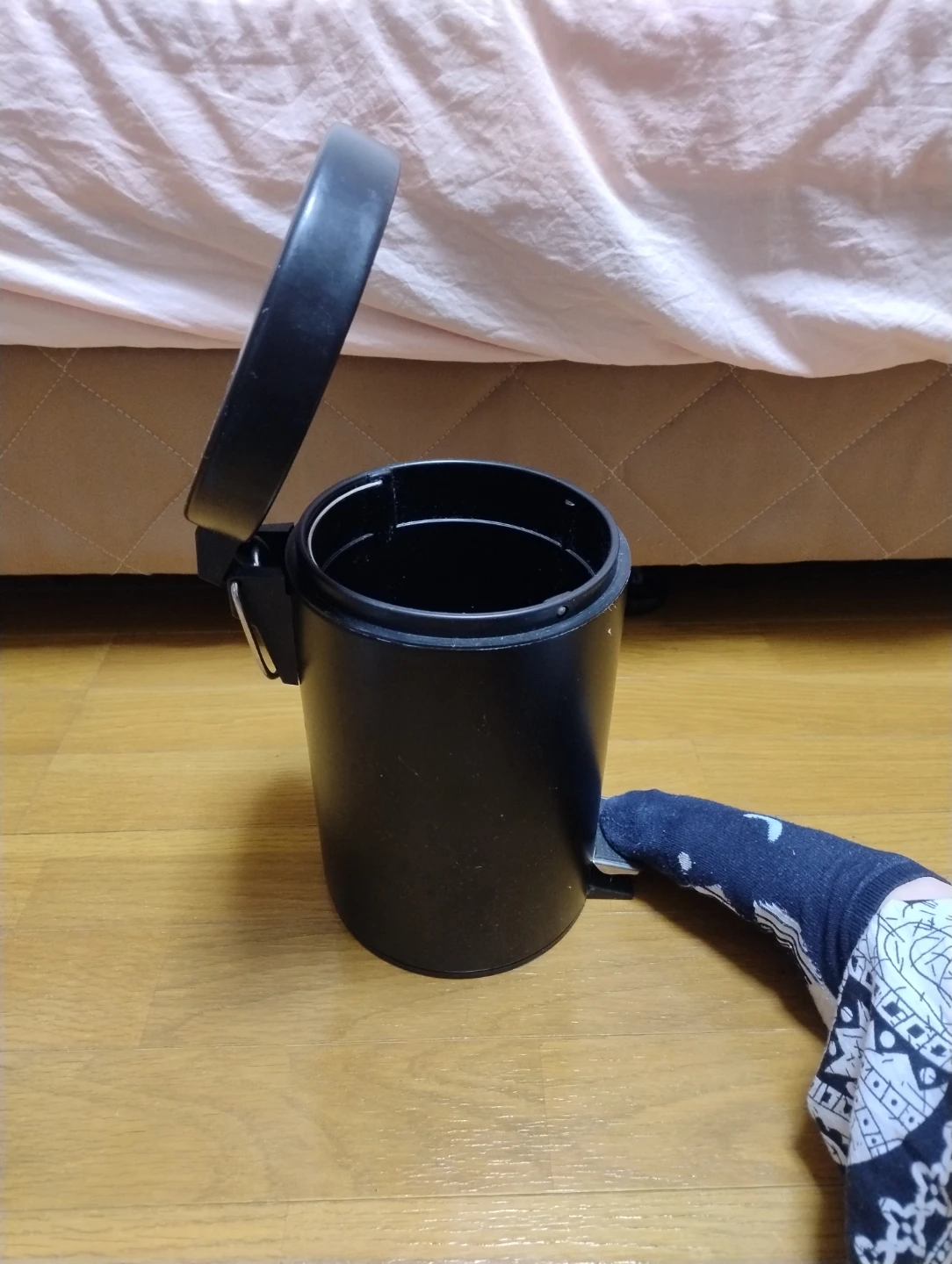 イケア ヴォルゴード ペダル式ゴミ箱 ブラック 3Lの写真2枚目