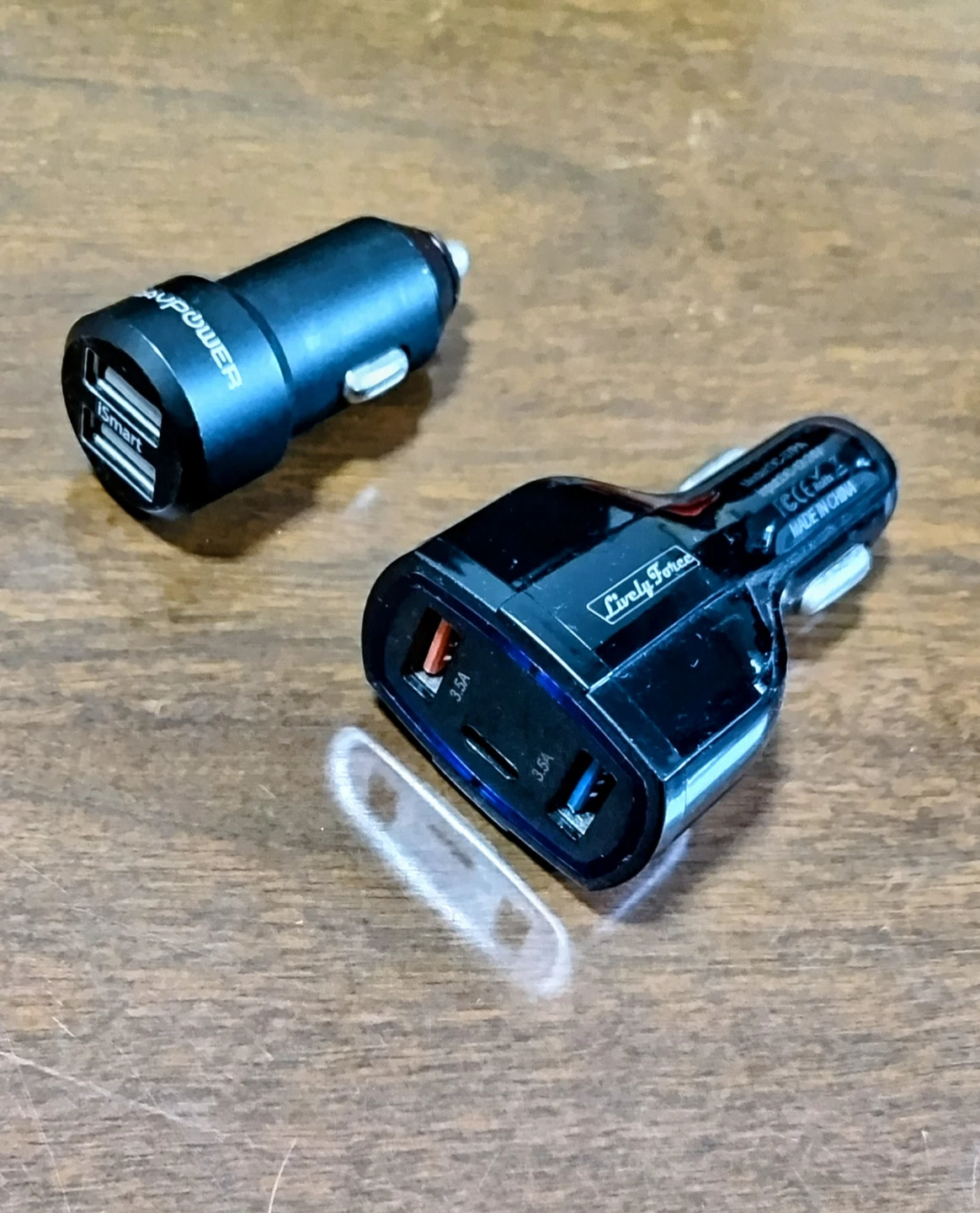 自家用車の中で、スマホ等の充電に使用する器具です😊