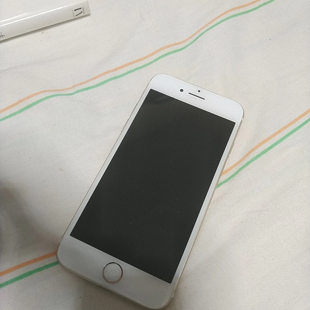 アップル iPhone 7 ゴールド　au専用の写真2枚目