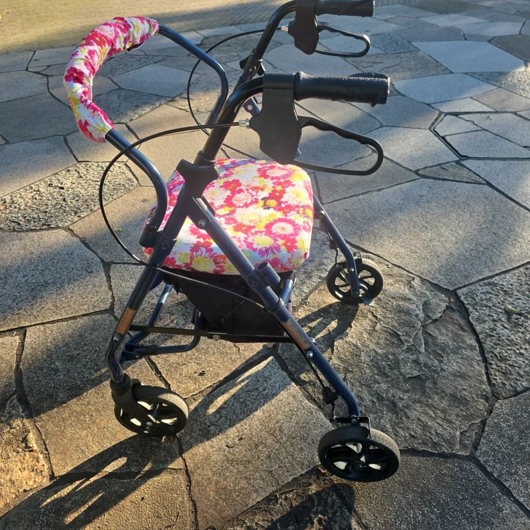 【予約あり】歩行器 シルバーカー 花柄 介の写真4枚目