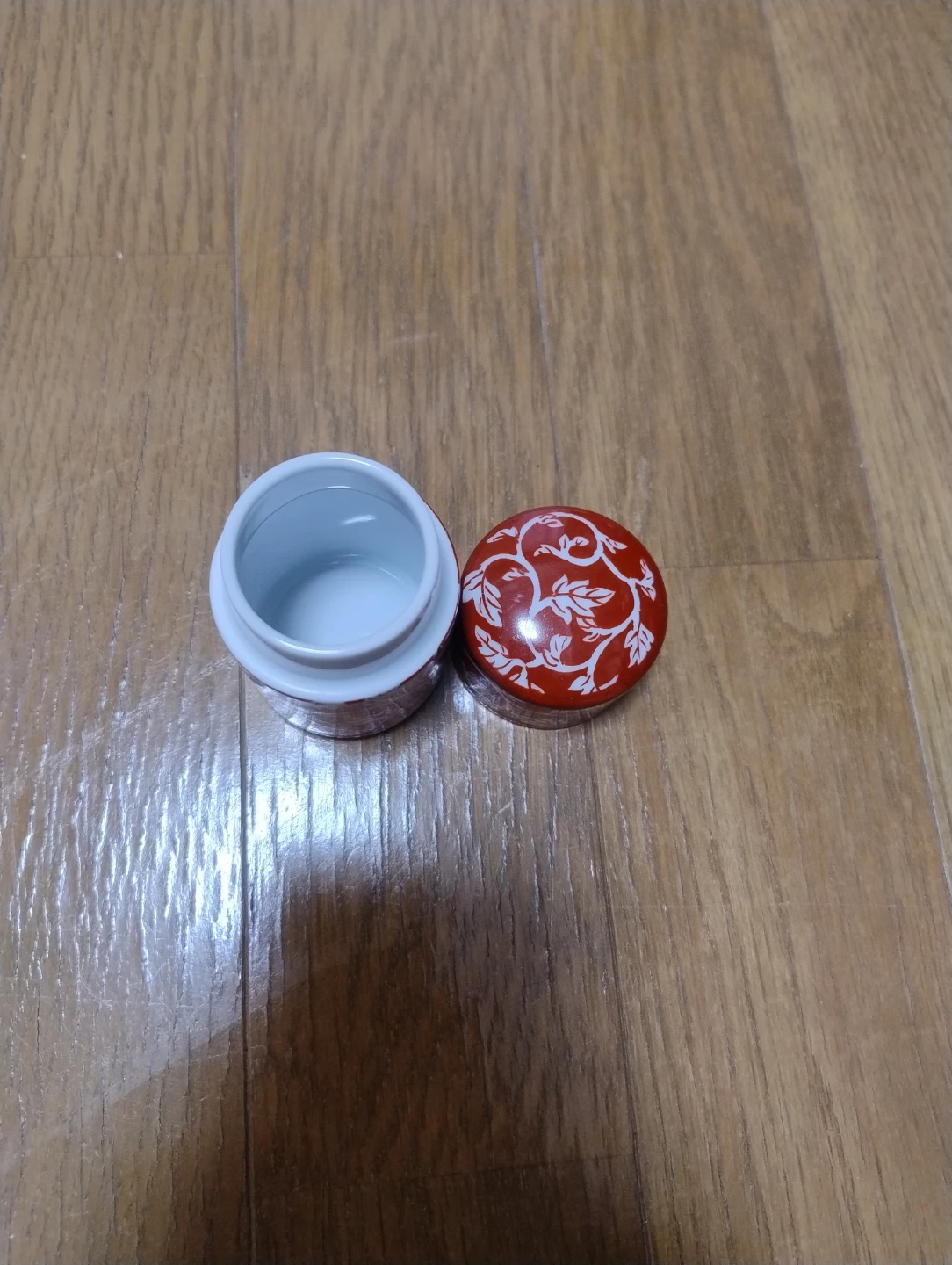 赤絵 唐草文様 蓋付き小壺の写真4枚目