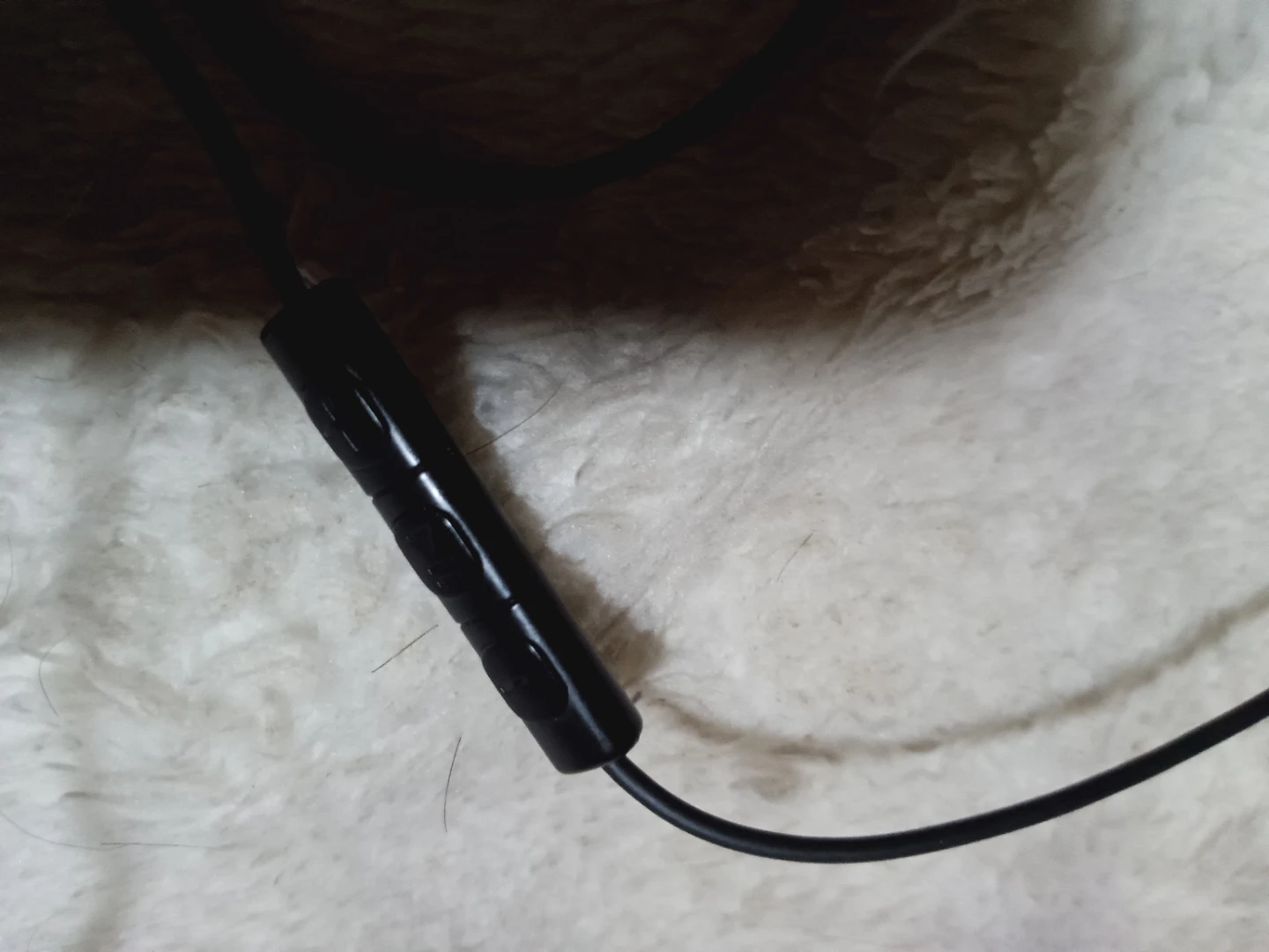 普通のイヤホン音量上げ下げ機能付きとワイヤレスイヤホン 充電ケース付きの写真7枚目