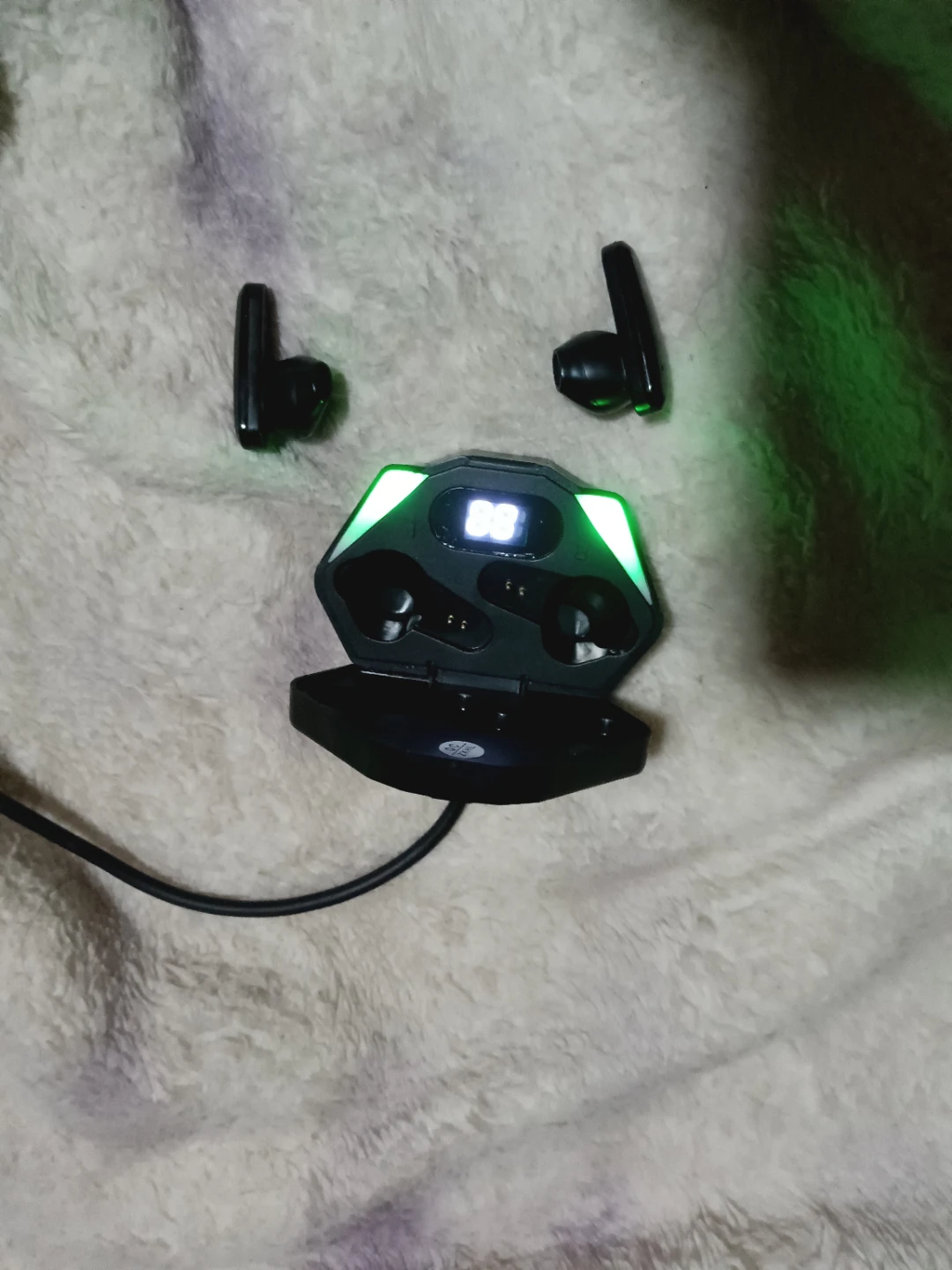 普通のイヤホン音量上げ下げ機能付きとワイヤレスイヤホン 充電ケース付き