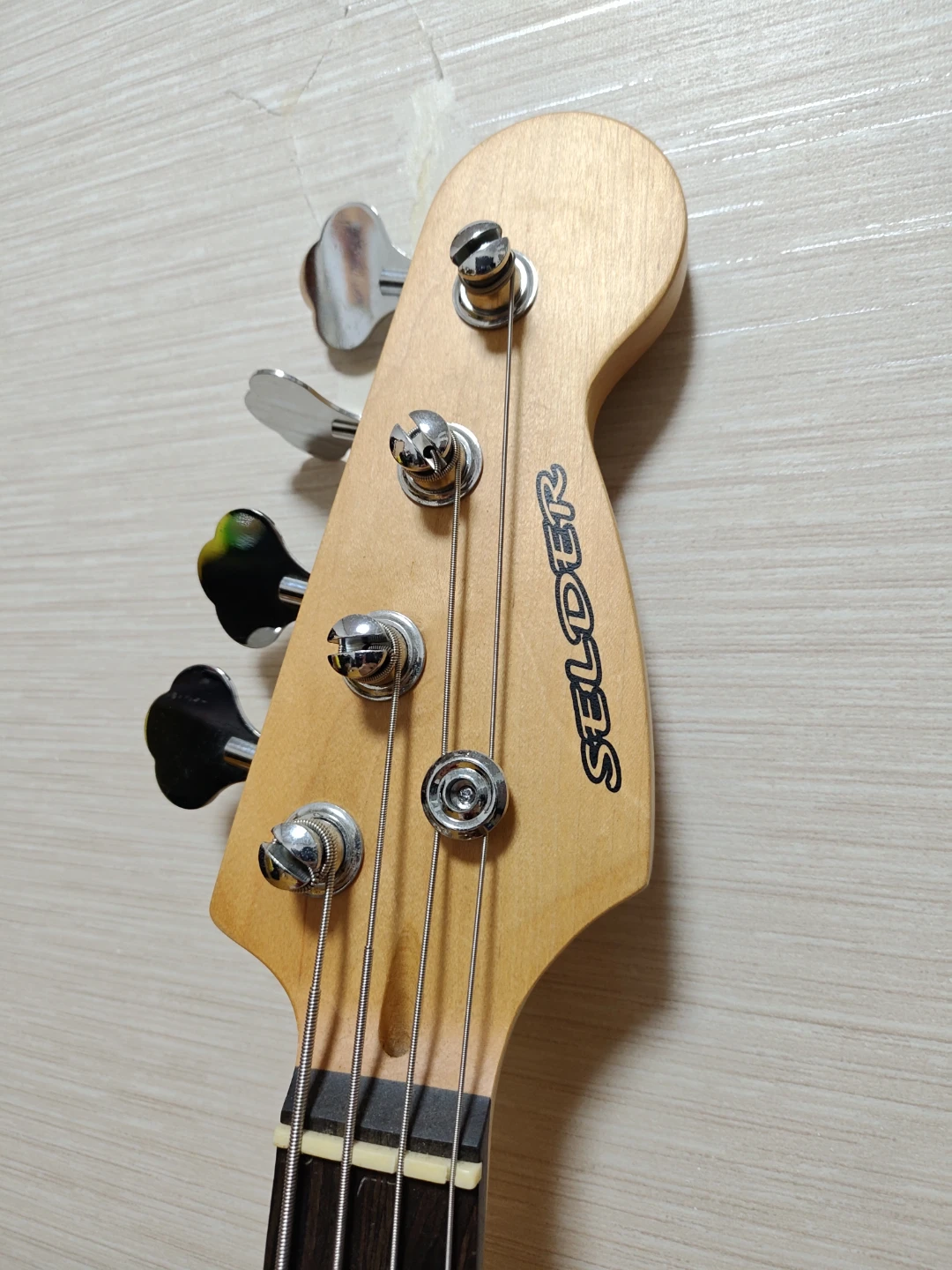 Selder Bassの写真3枚目