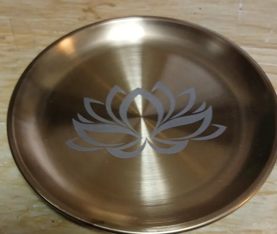 蓮の模様入り 金属製 小皿